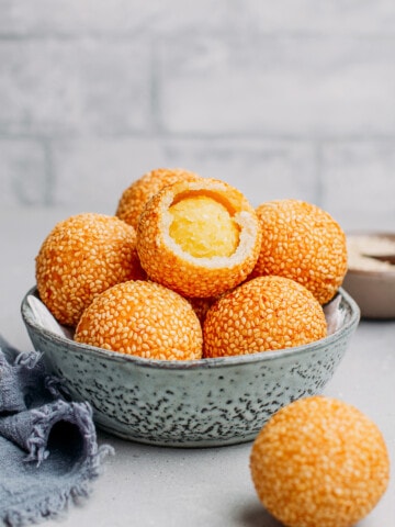 Banh cam in a small bowl.